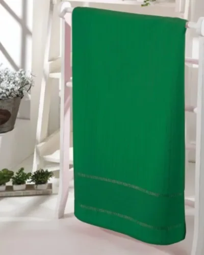 Verde escuro